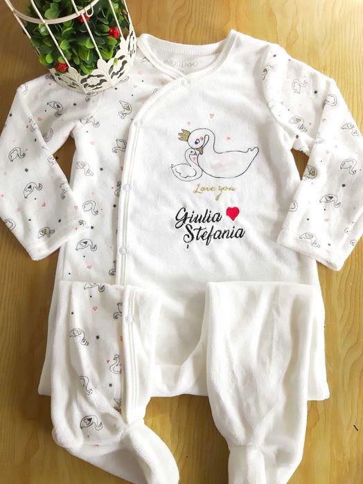 Salopeta /Costumas brodat personalizat pentru bebelusi