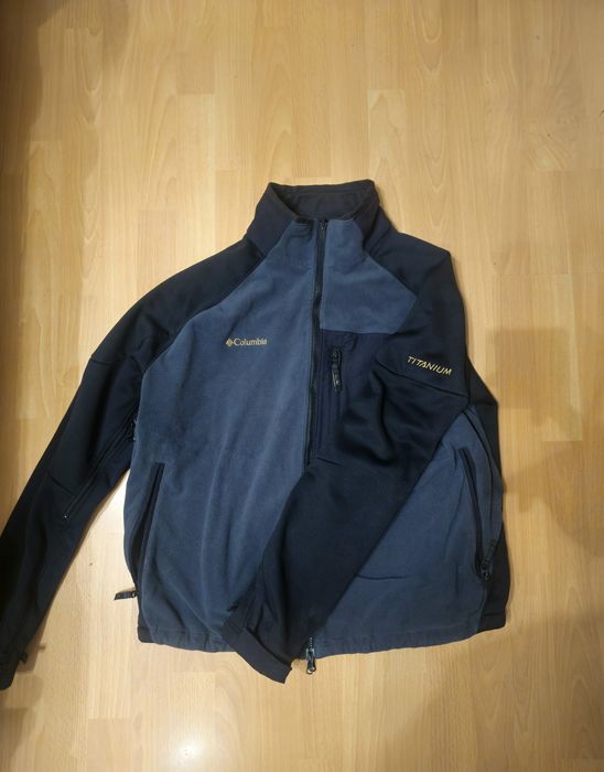 Geacă Columbia Titanium softshell în gri închis și negru