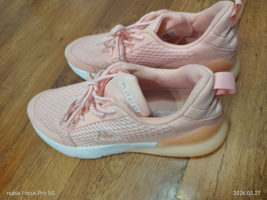 Продам кроссовки женские