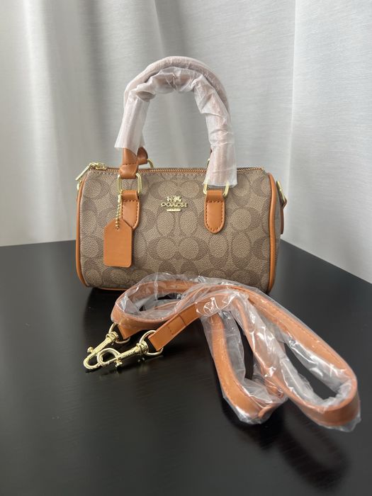Geanta Coach maro cu imprimeu logo si detalii camel – stare noua