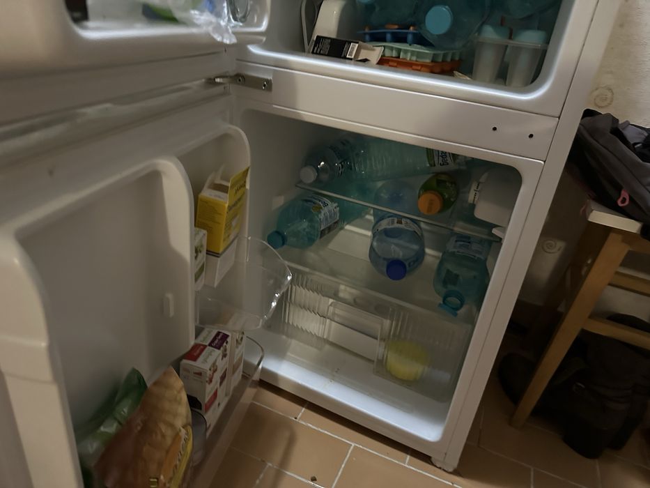 Хладилник Midea с вътрешна камера