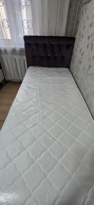 Кровать с матрасом