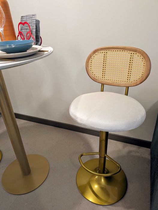 НОВИ бар маса и два стола в златно, ратан и кадифе
