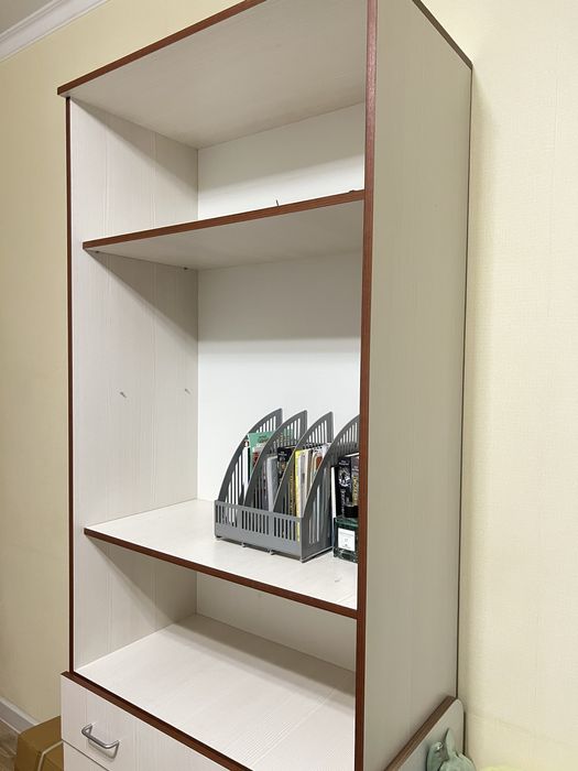 Продам шкаф книжный