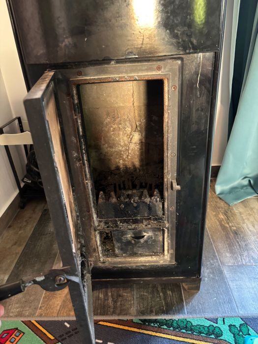 Soba / Șemineu pe lemne HTT Korpi Eco, din fontă și oțel, 6.5 kW – Stare bună