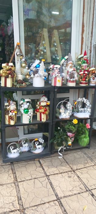 Подаръци за коледа и цветя