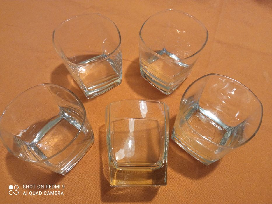 Комплект от няколко стъклени чаши