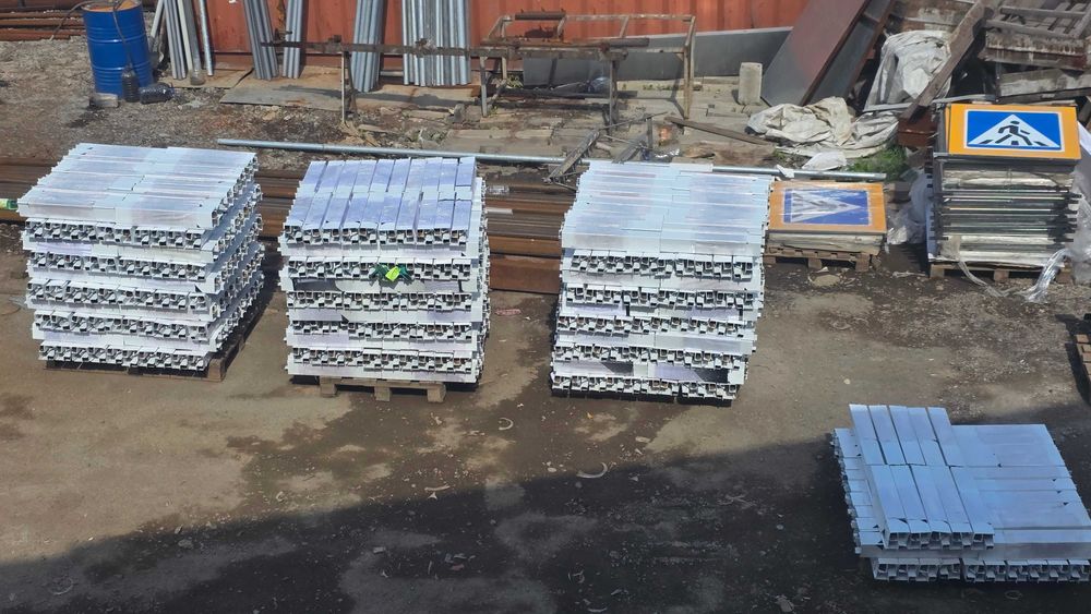 Сигнальные столбики и дорожные знаки