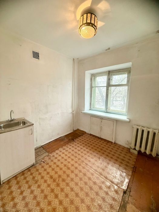 Продам 1 ку с балконом Назарбаева 38