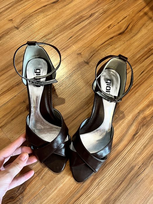 Тъмно кафеви сандали с каишка Gioia