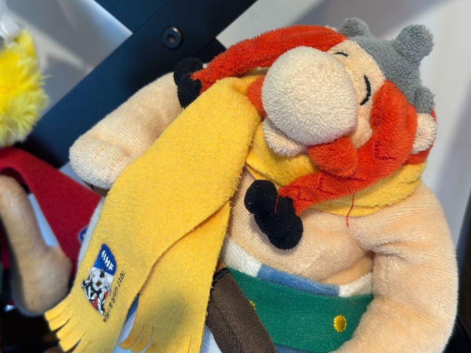 Asterix si Obelix mascote hockey Campionat 2017 jucarii plus originale