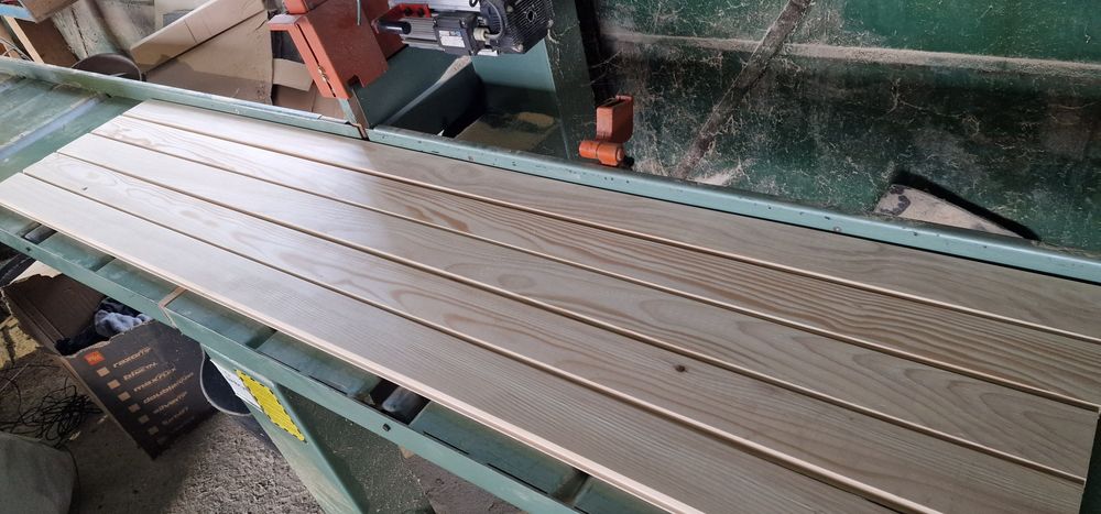 Lambriu/dusumea/pardoseala rasinoase