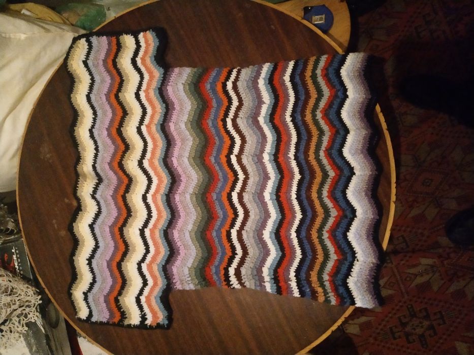 Ръчно плетен пуловер