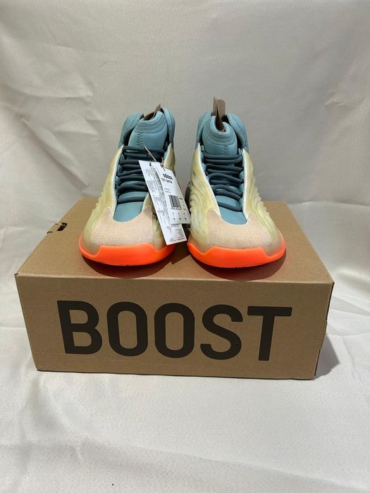 Yeezy Quantum noi cu eticheta