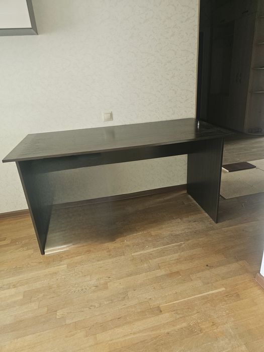 Стол письменный коричневого цвета