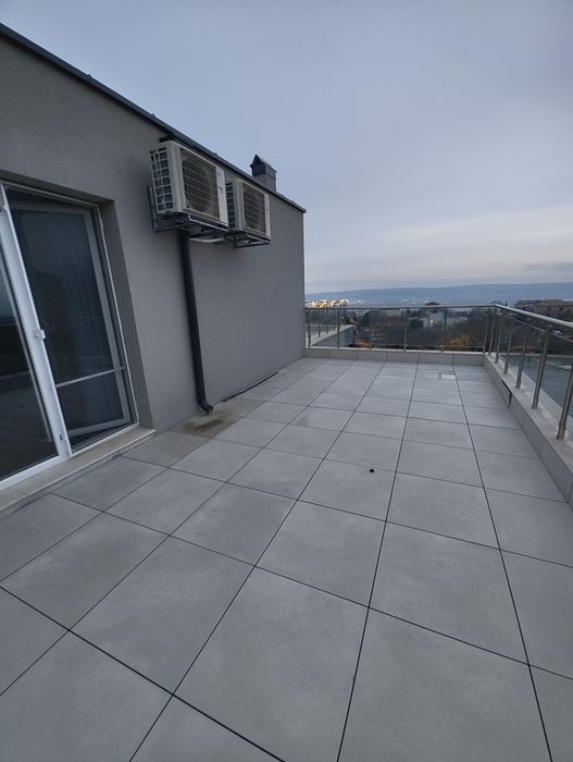 Стъклен парапет.