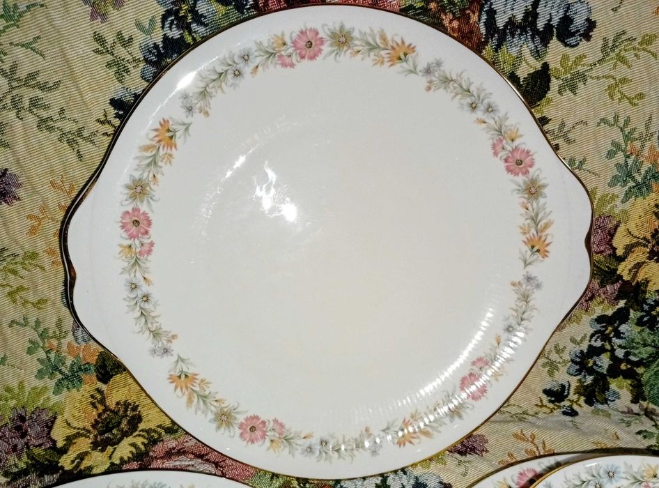 Сервиз за четирима английски костен порцелан от Royal Albert