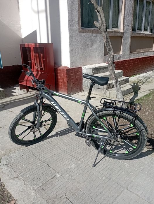 Velik bemiks velosiped velik moshina