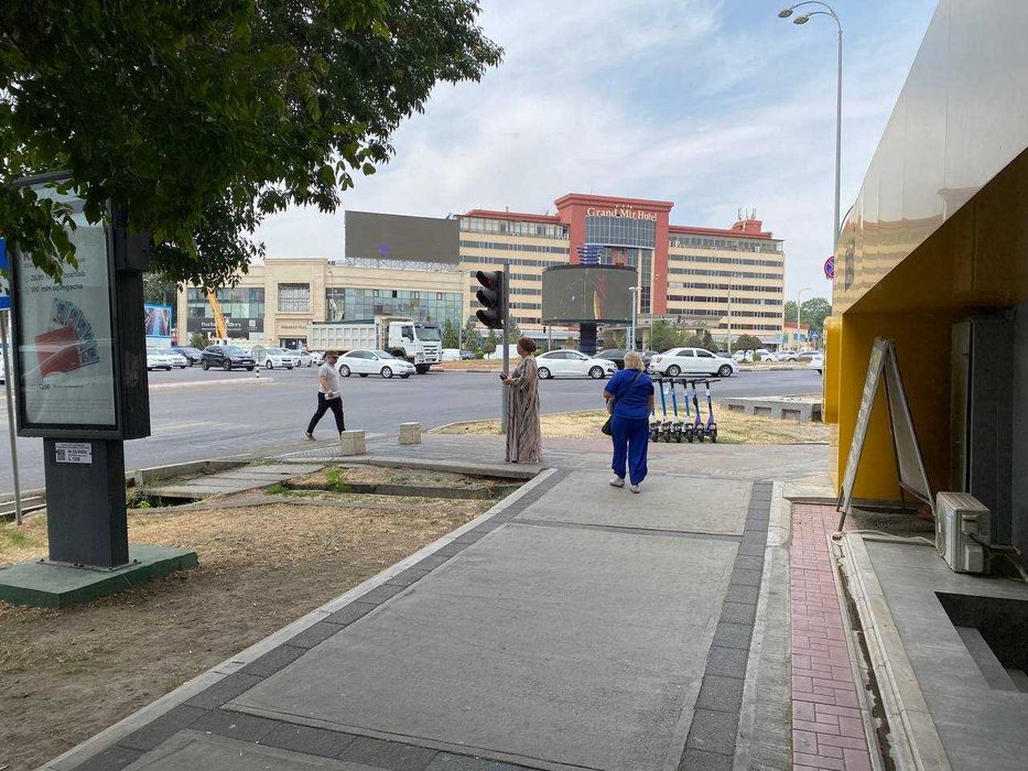 Аренда, центр, гостиница Россия, 1 линия. Под офис, магазин, кофейню.