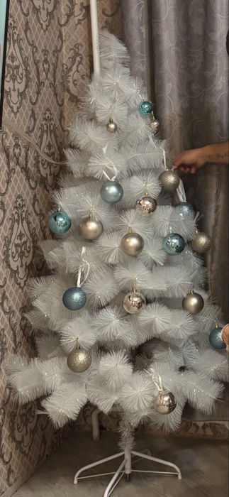 Искусственная белая елка