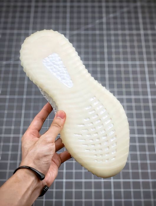 Yeezy 350 бели рефлектив целите