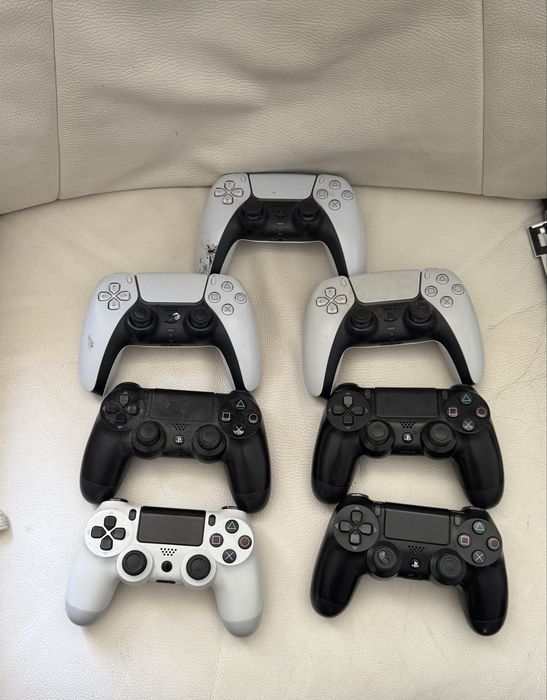 Manete PS5 si PS4