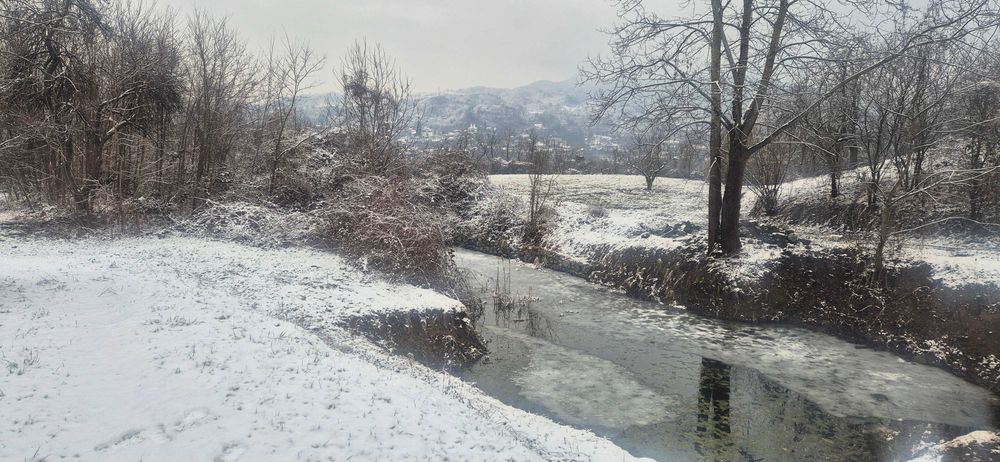 Teren intravilan 3000–9000 mp cu iaz, curent, apă – Vâlcea