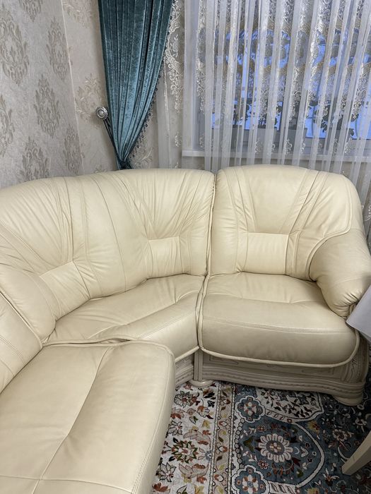 Кожаный диван