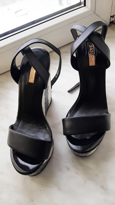 Босоножки на танкетке