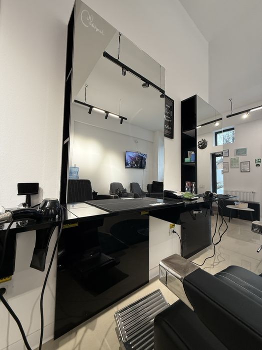 Vand scaun frizerie profesional piele naturala+post de lucru mdf