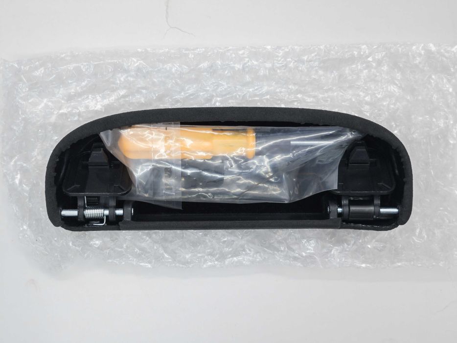 Държач за очила на мястото на дръжката над вратата