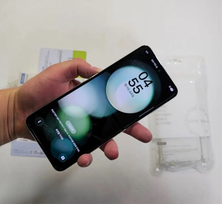 Samsung Z Flip 5 • impecabil • 512 GB • 98% Bateria