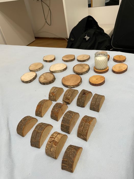 Vând 12 suporturi pentru numere masă și 12 suporturi lumânări