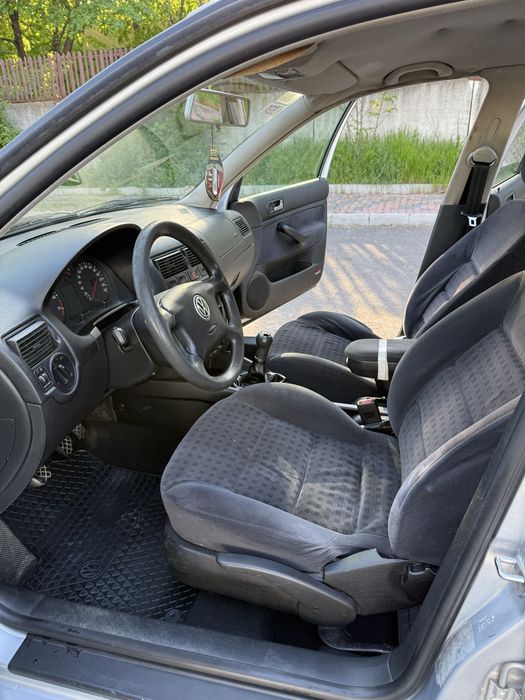 Vand golf 4 break 1.6 benzina