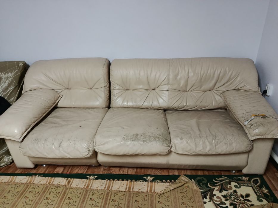 Диван ,кожанный.