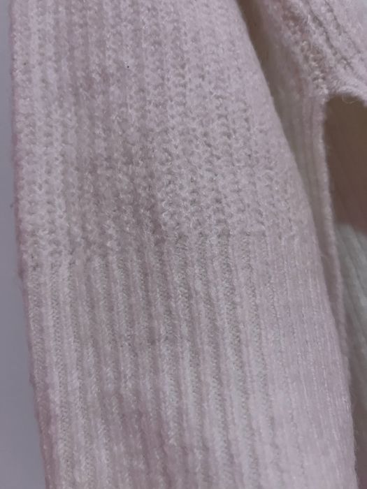 Бял пухкав пуловер