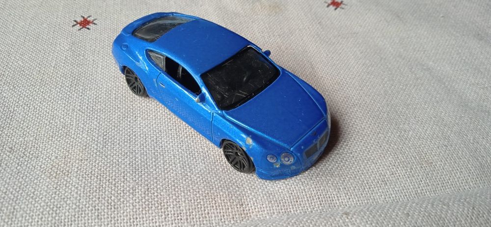 Металлические машинки.