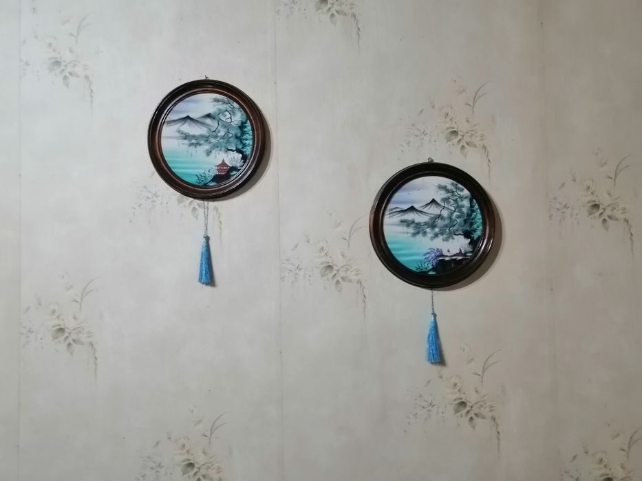 Две круглые картины шелкография.