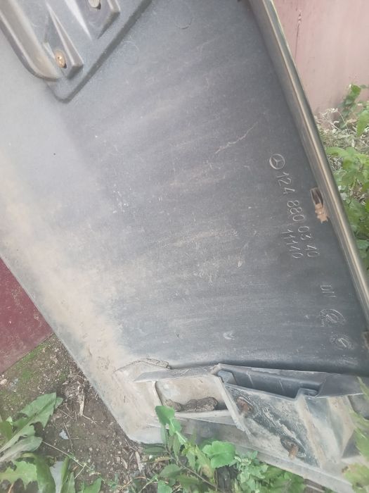 Продам задний бампер 124 мерседес дорест