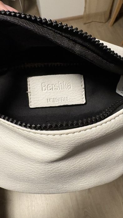 Чанта на Bershka тип бананка