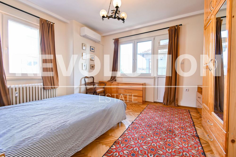 Дава се под наем Тристаен апартамент в София, Център - 135 кв.м за 1100 € - Снимка #16