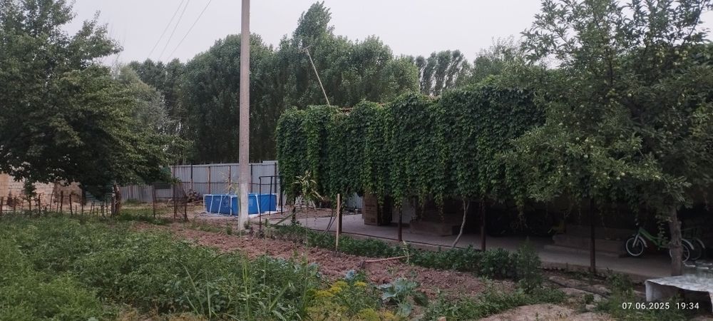 10 сотик ер 3 хона уйи билан сотилади,жуда су́лим жойда жойлашган