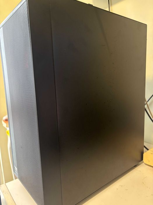 Настолен Гейминг компютър + монитор (AMD RYZEN 7, Msi Nvidia GeForce RTX 5070) + 24м. гаранция