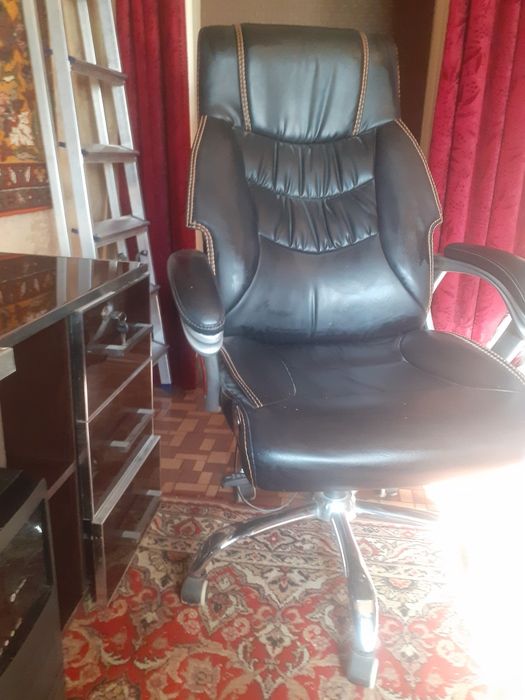 Компютер и кресло и принтер