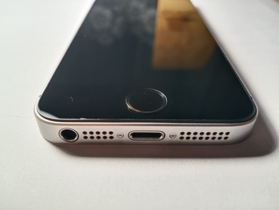 Продам iPhone SE 2016