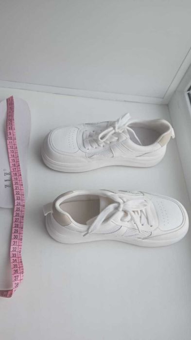 Продам новые кроссовки 3 пары