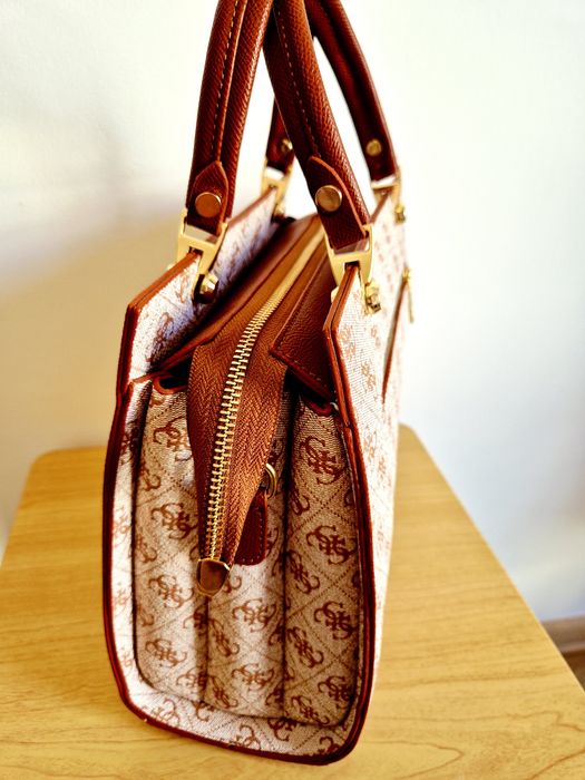 Дамска чанта Guess