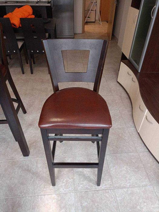 Висока маса с четири бар стола