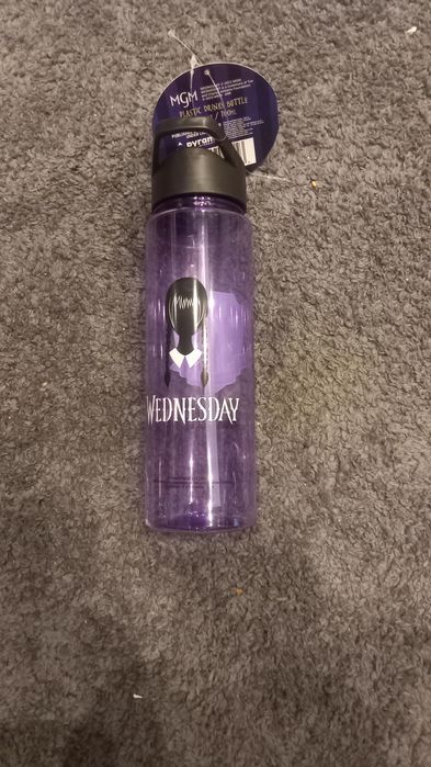 Комплект Wednesday сако, значка,чантичка и бутилка