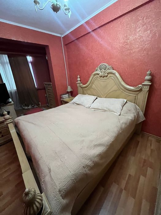 Продается кровать с матрасом .Самовывоз